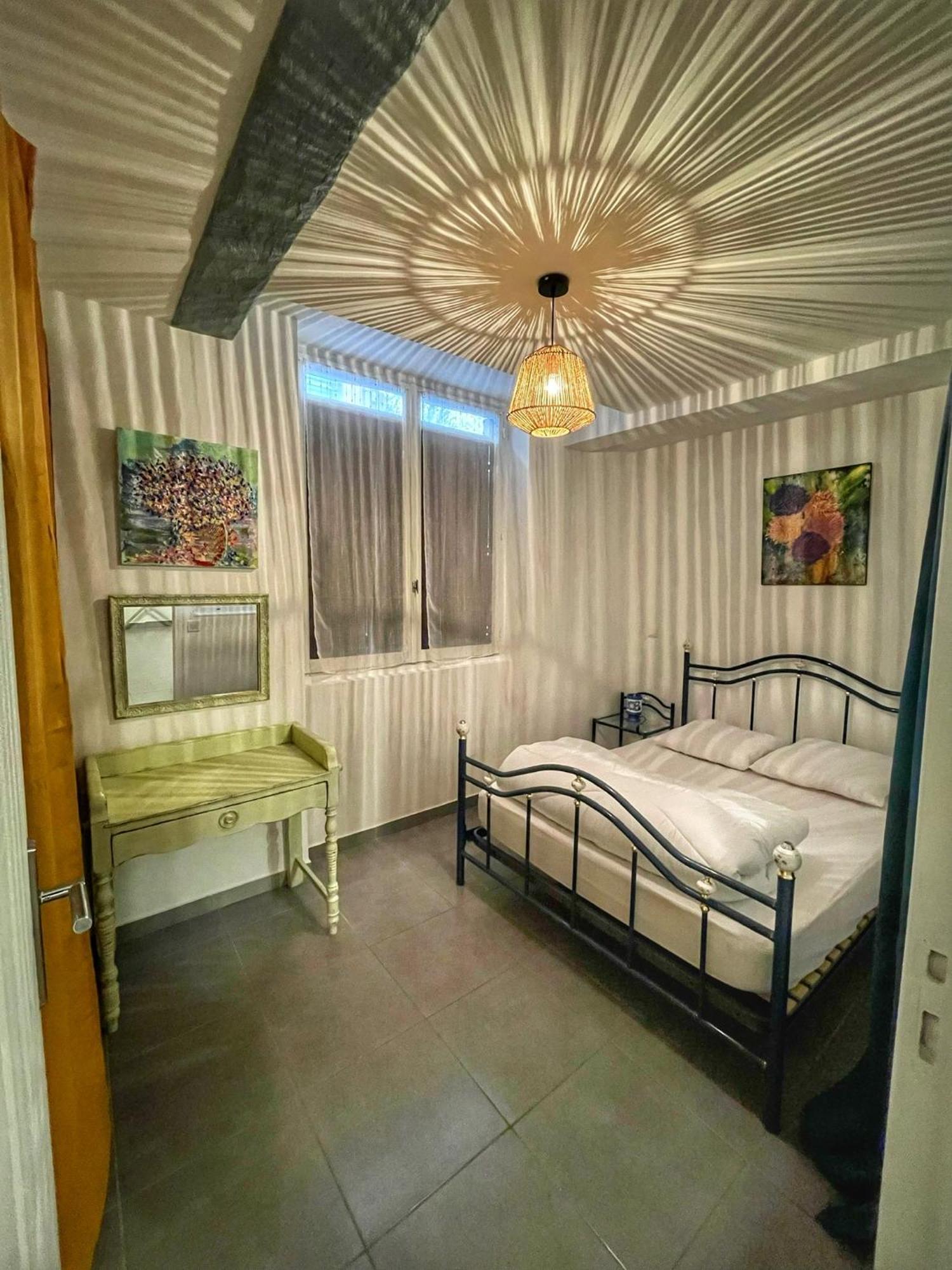 La Galerie Du Peintre Apartment Сан-Лорон-дьо-ла-Салонк Екстериор снимка