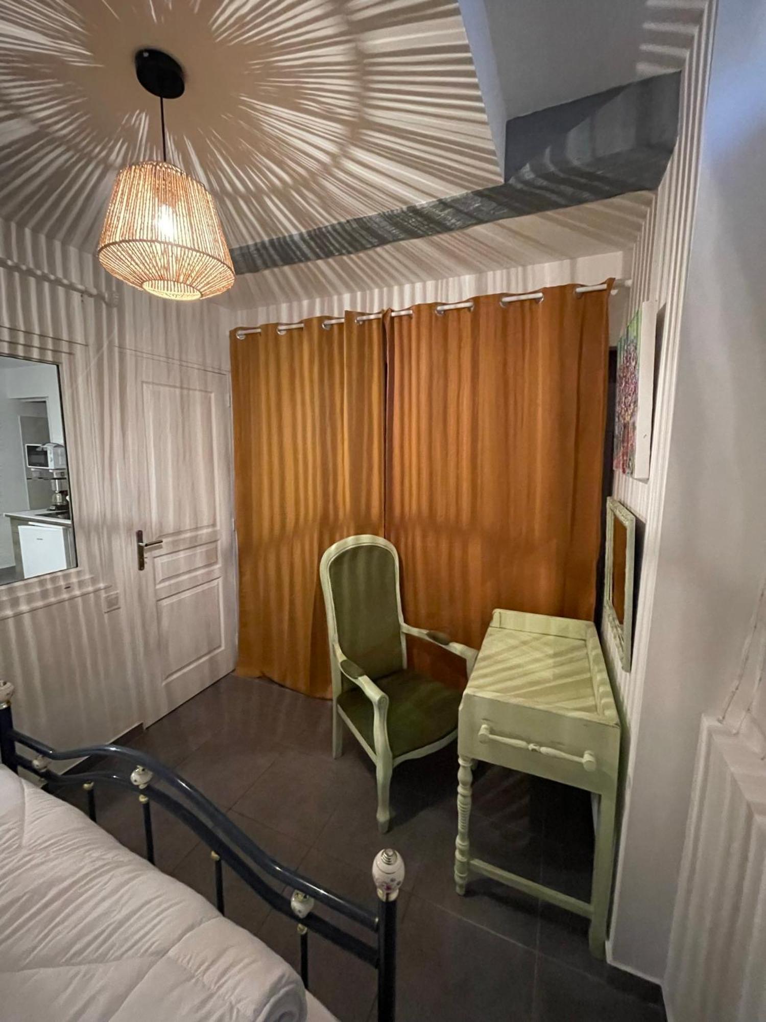 La Galerie Du Peintre Apartment Сан-Лорон-дьо-ла-Салонк Екстериор снимка