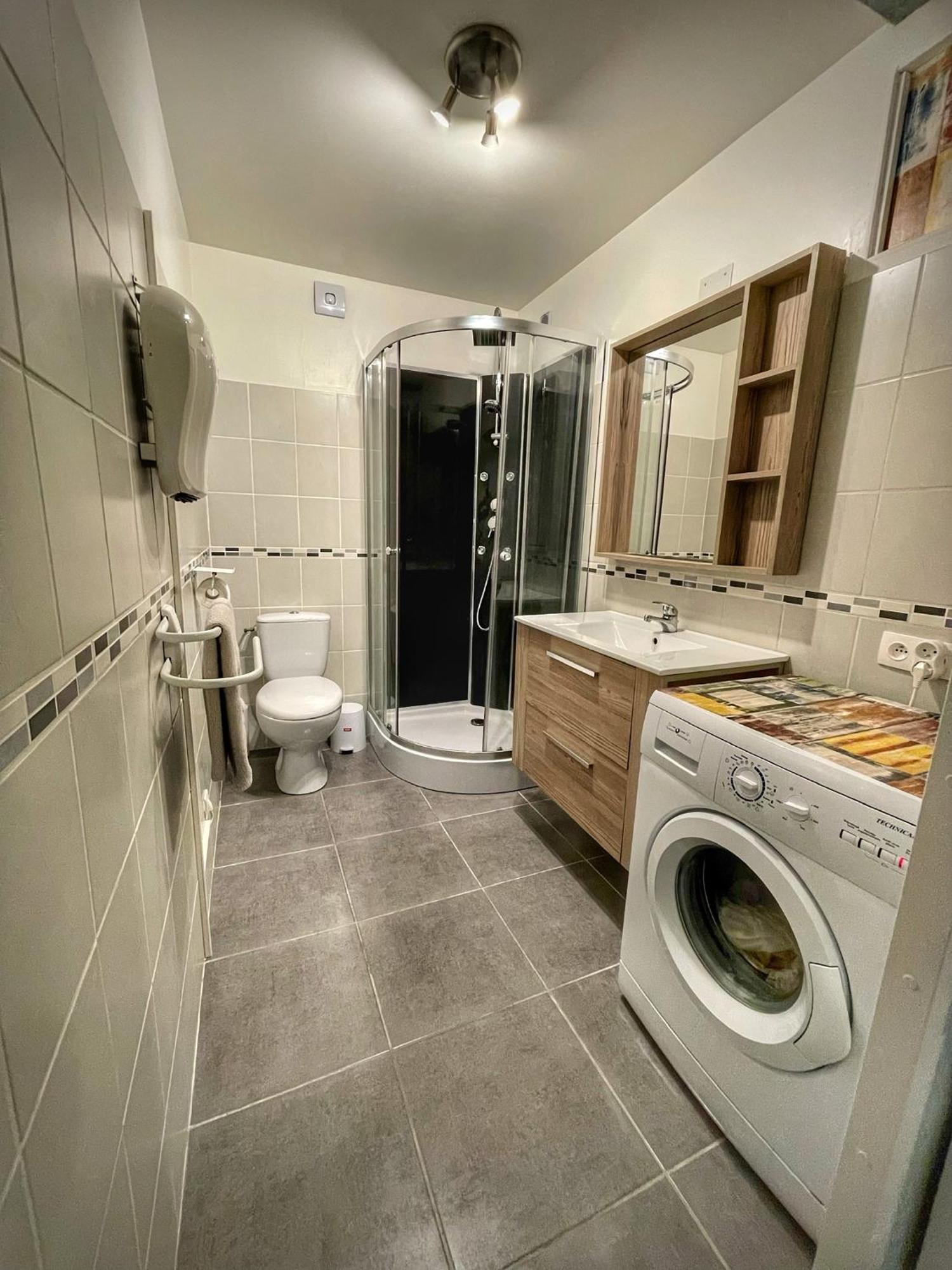 La Galerie Du Peintre Apartment Сан-Лорон-дьо-ла-Салонк Екстериор снимка